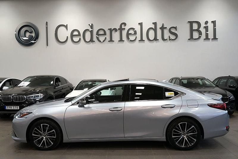 Silver Begagnad 2024 Lexus ES300H Limited Edition Sedan | 478 900 kr (Dyr) - Bild 1/4