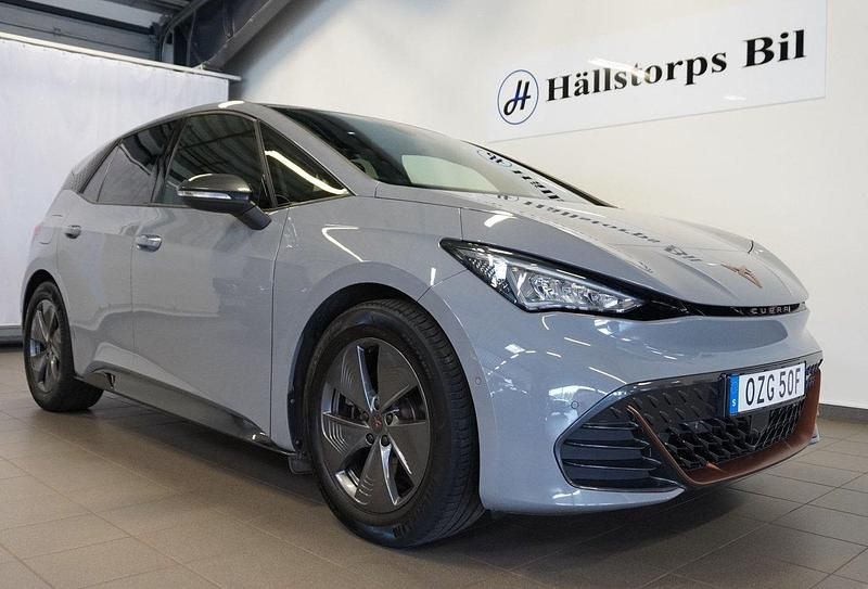 Ljusgrå (grå) Begagnad 2022 Cupra Born Halvkombi | 259 900 kr (Marknadspris) - Bild 1/3