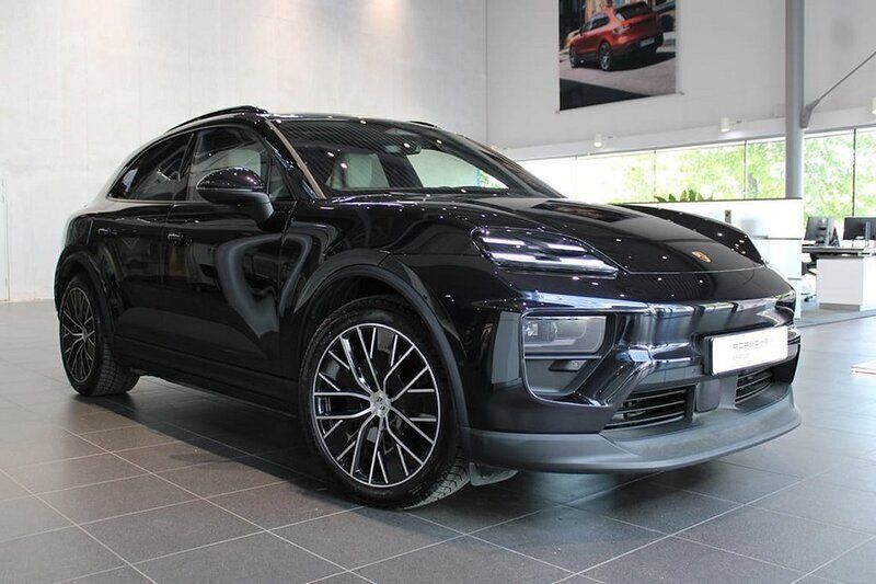 Svart Begagnad 2024 Porsche Macan SUV | 975 000 kr - Bild 1/4