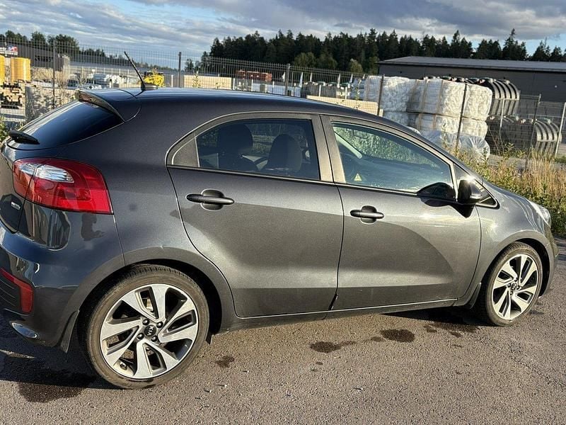 Grå Begagnad 2016 Kia Rio Halvkombi | 104 900 kr (Marknadspris) - Bild 1/4