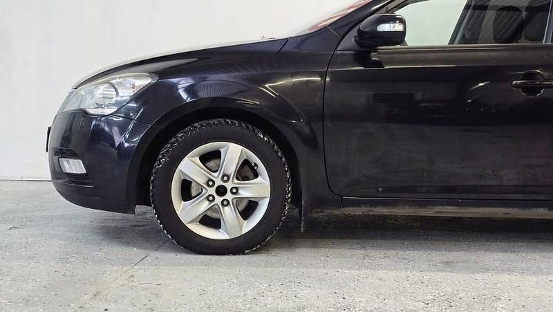 Begagnad Kia Ceed 128 HK (94 kW) 2012 Svart Halvkombi