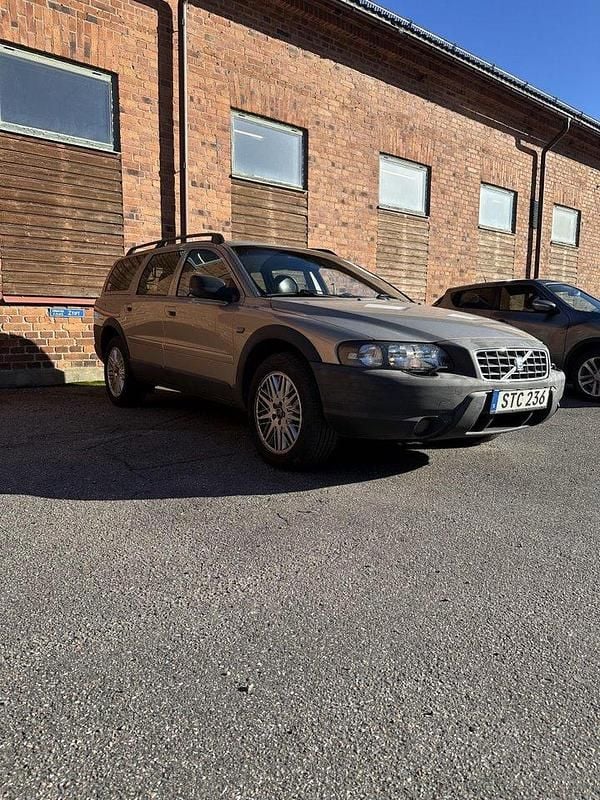 Brun Begagnad 2001 Volvo XC70 SUV | 25 000 kr (Bra pris) - Bild 1/4