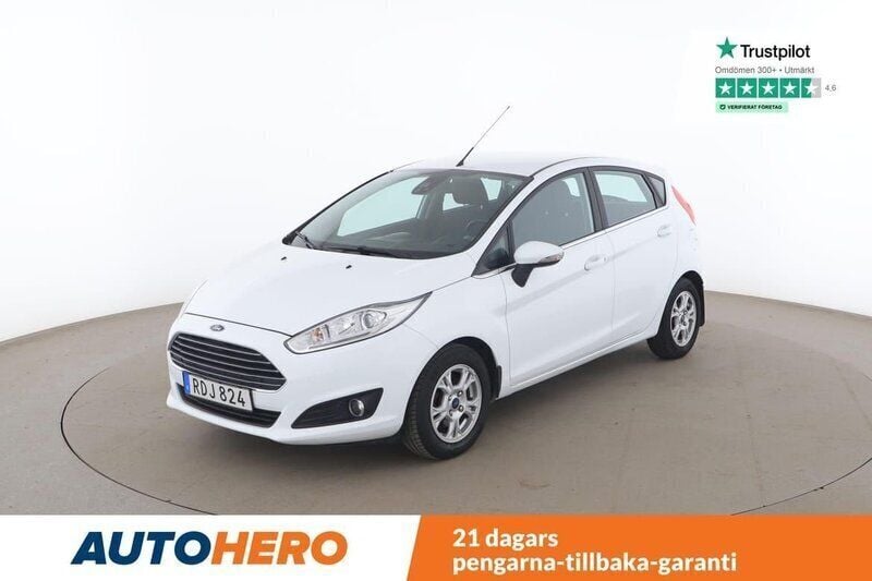 Vit Begagnad 2016 Ford Fiesta Titanium Halvkombi | 100 000 kr (Marknadspris) - Bild 1/4