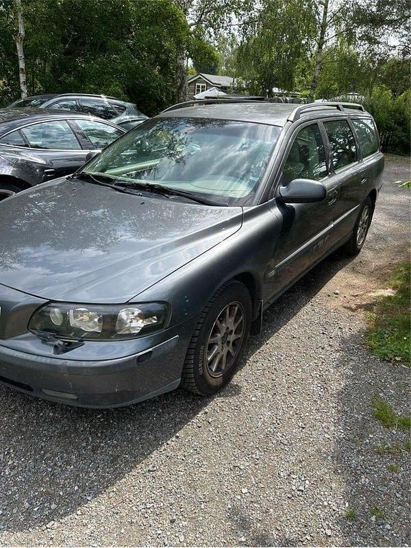 Grå Begagnad 2003 Volvo V70 Business Edition Kombi | 15 000 kr (Superpris) - Bild 1/4