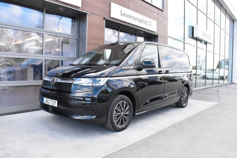 Svart (vit) Ny 2025 VW Multivan Style Minibuss | 941 750 kr (Marknadspris) - Bild 1/4