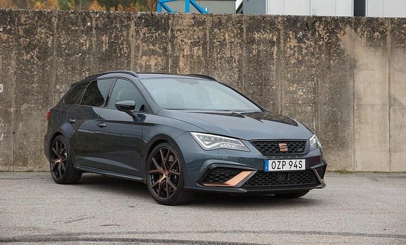 Mörkgrå (grå) Begagnad 2019 Cupra Leon Limited Edition Kombi | 289 900 kr (Marknadspris) - Bild 1/4