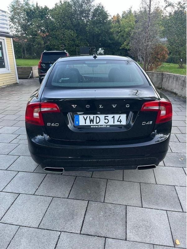 Svart Begagnad 2018 Volvo S60 Standard Sedan | 172 000 kr (Marknadspris) - Bild 1/4