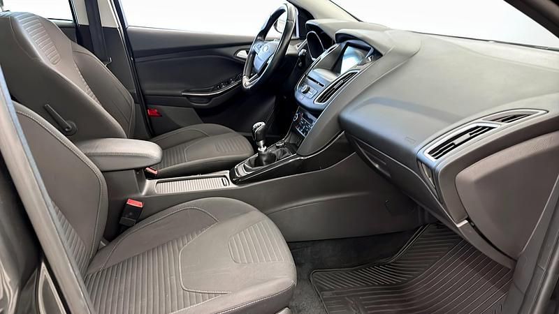Begagnad Ford Focus 125 HK (91 kW) 2017 Grå Halvkombi
