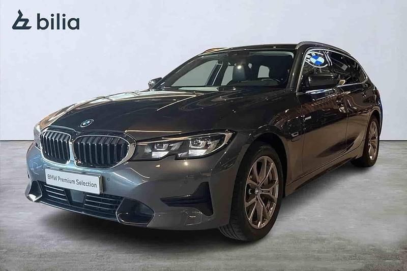 Grå Begagnad 2021 BMW 330e Sport Line Kombi | 329 000 kr (Marknadspris) - Bild 1/1
