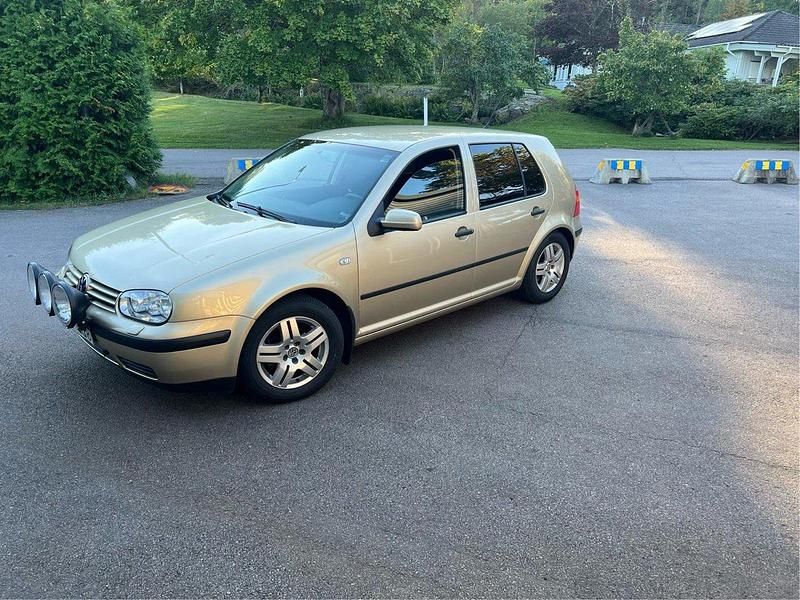 Brun Begagnad 2003 VW Golf IV Basis Halvkombi | 25 900 kr (Lite dyr) - Bild 1/4