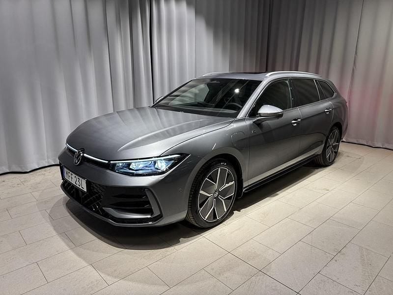 Grå Ny 2026 VW Passat Kombi | 564 600 kr (Marknadspris) - Bild 1/4