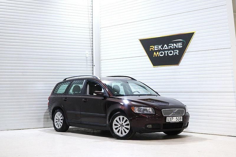 Mörkröd Begagnad 2004 Volvo V50 Kombi | 34 900 kr (Lite dyr) - Bild 1/3