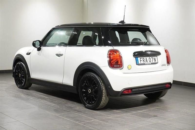 Begagnad Mini Cooper Essential 135 kW (184 HK) 2023 Nanuq white Halvkombi
