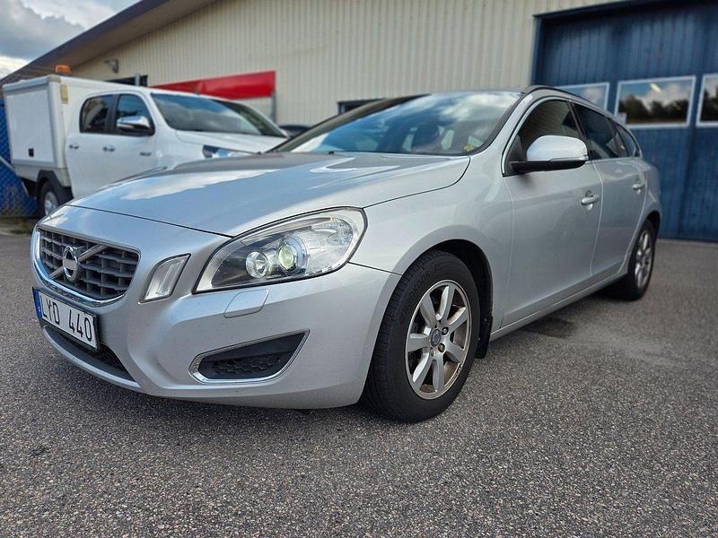 Ljusgrå (grå) Begagnad 2011 Volvo V60 Momentum Kombi | 99 900 kr (Marknadspris) - Bild 1/4