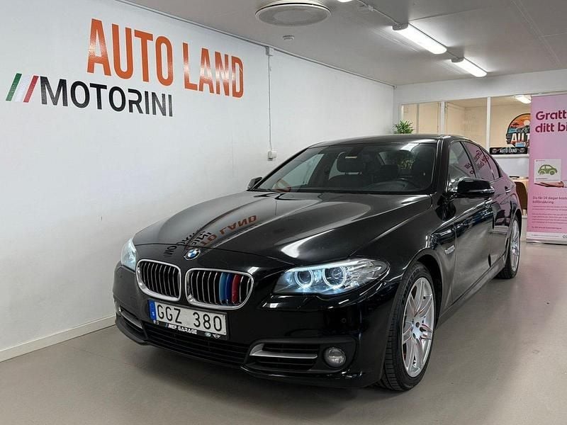 Svart Begagnad 2013 BMW 520 Sedan | 154 900 kr (Marknadspris) - Bild 1/4