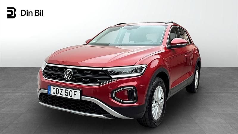 Mörkröd Begagnad 2022 VW T-Roc Life SUV | 269 900 kr (Marknadspris) - Bild 1/4