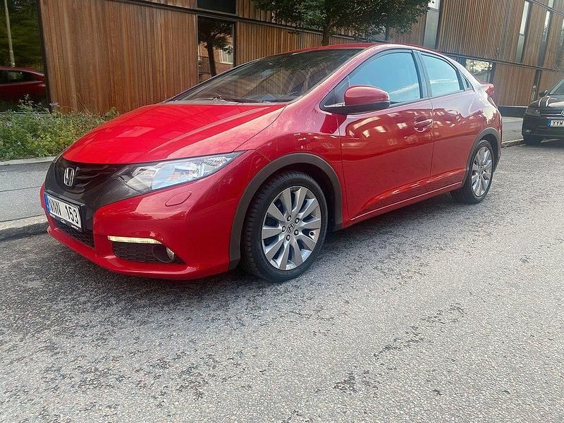 Röd Begagnad 2013 Honda Civic Sport Halvkombi | 89 500 kr (Marknadspris) - Bild 1/4