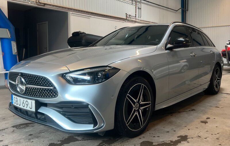 Silver (hightech silver metallic) Begagnad 2024 Mercedes C300e AMG Line Premium Kombi | 539 000 kr (Marknadspris) - Bild 1/4
