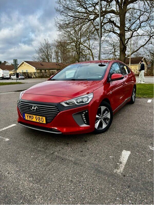 Orange Begagnad 2017 Hyundai Ioniq Eco Sedan | 155 000 kr (Marknadspris) - Bild 1/4