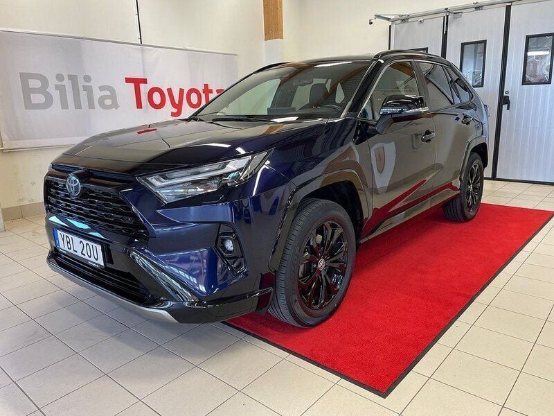 Blå Begagnad 2022 Toyota RAV4 Hybrid Style SUV | 369 900 kr (Bra pris) - Bild 1/4