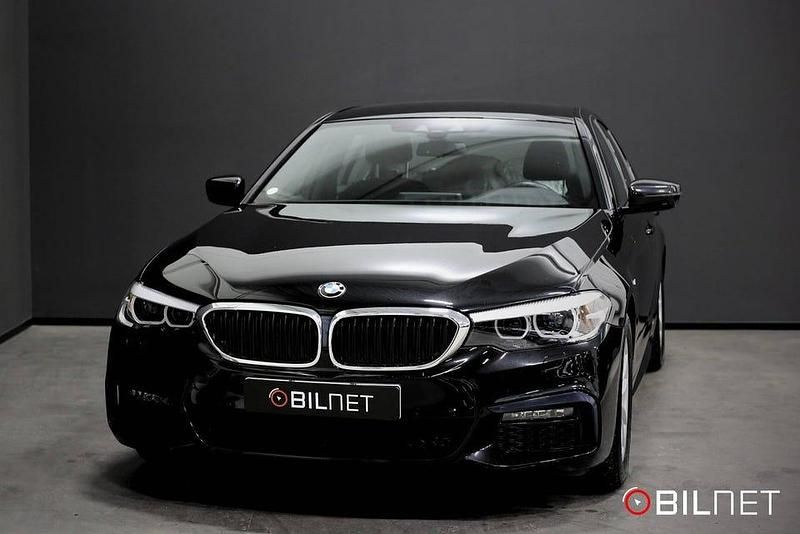 Svart Begagnad 2019 BMW 520 M Sport Sedan | 339 900 kr (Bra pris) - Bild 1/3