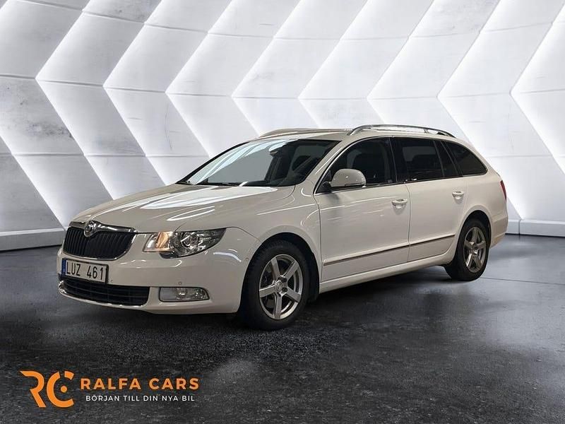 Vit Begagnad 2011 Skoda Superb Elegance Kombi | 74 800 kr (Marknadspris) - Bild 1/3