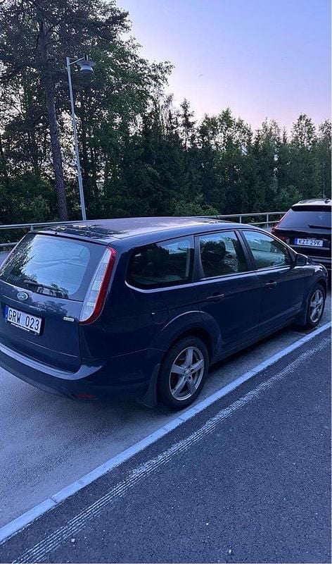 Blå Begagnad 2009 Ford Focus Kombi | 24 000 kr (Marknadspris) - Bild 1/4