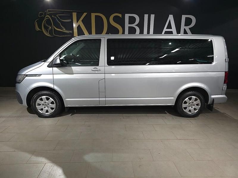 Silver Begagnad 2020 VW Caravelle Comfortline Minibuss | 389 500 kr (Marknadspris) - Bild 1/4