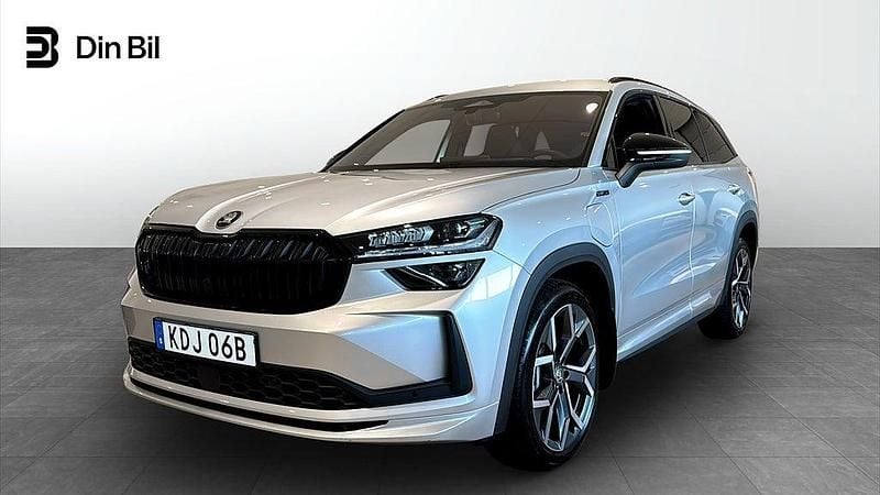Silver (brilliant silver metallic) Begagnad 2025 Skoda Kodiaq SportLine SUV | 509 900 kr - Bild 1/4