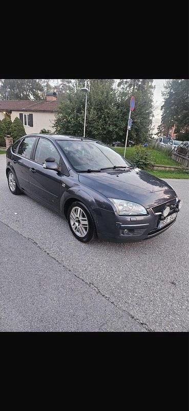 Grå Begagnad 2007 Ford Focus Halvkombi | 17 900 kr (Bra pris) - Bild 1/4