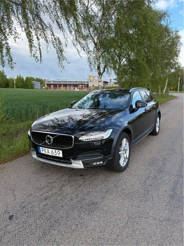 Svart Begagnad 2018 Volvo V90 CC Momentum Kombi | 229 000 kr (Marknadspris) - Bild 1/4