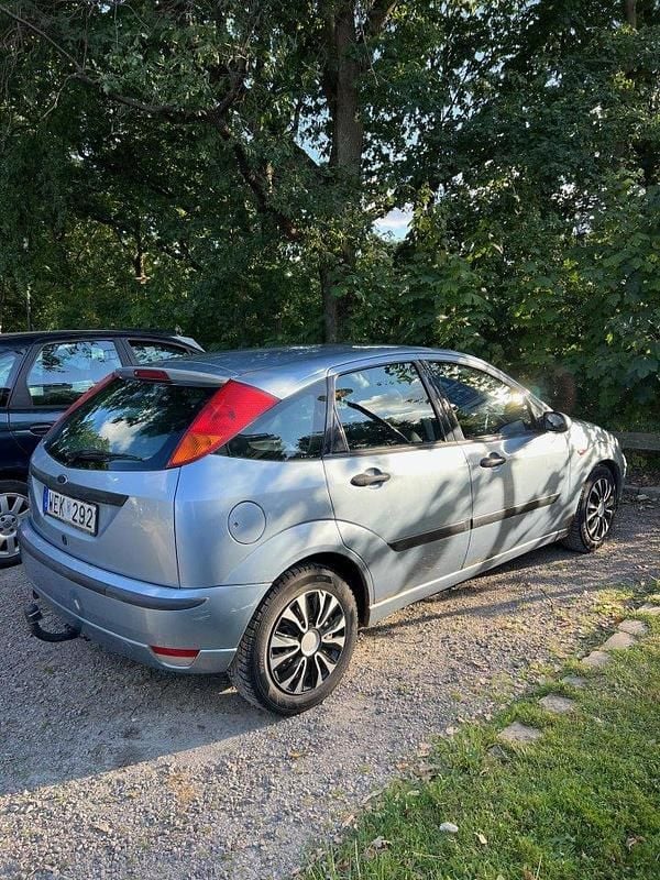 Blå Begagnad 2005 Ford Focus Halvkombi | 13 500 kr (Marknadspris) - Bild 1/4