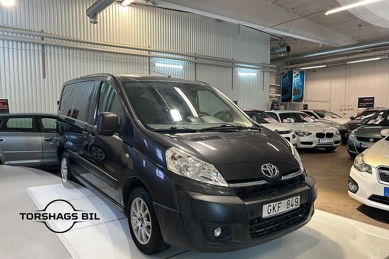 Mörkgrå (grå) Begagnad 2013 Toyota Proace Van | 64 900 kr (Marknadspris) - Bild 1/3