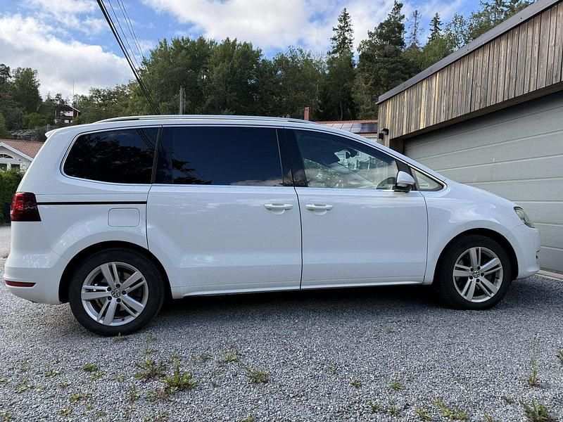 Vit Begagnad 2017 VW Sharan GT Minibuss | 265 000 kr (Bra pris) - Bild 1/4