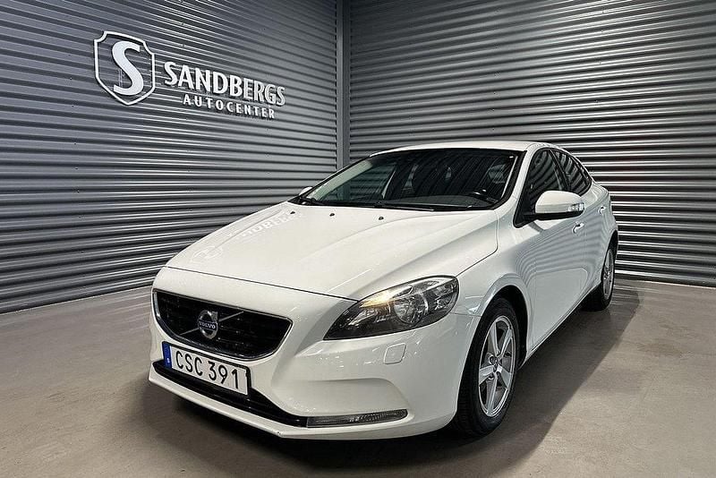 Vit Begagnad 2014 Volvo V40 Kinetic Halvkombi | 124 500 kr (Marknadspris) - Bild 1/4