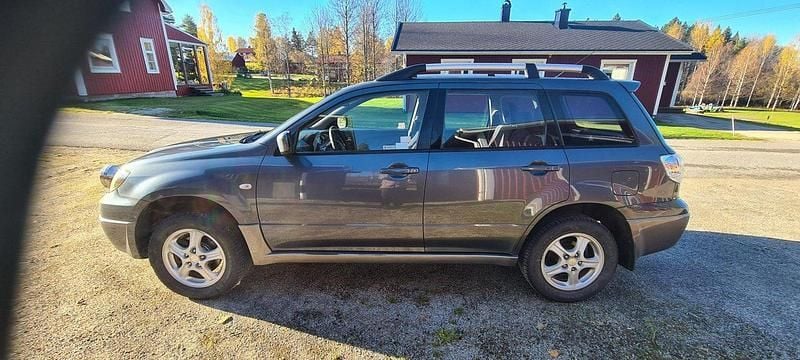 Grå Begagnad 2004 Mitsubishi Outlander SUV | 47 000 kr (Dyr) - Bild 1/4