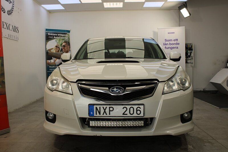 Begagnad Subaru Legacy 150 HK (110 kW) 2011 Vit Kombi