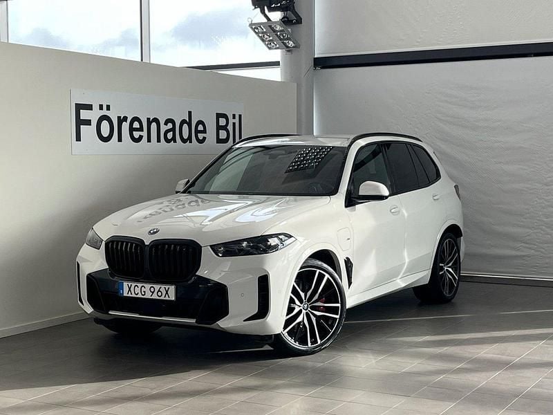 Vit Begagnad 2023 BMW X5 M Sport SUV | 929 000 kr (Superpris) - Bild 1/4