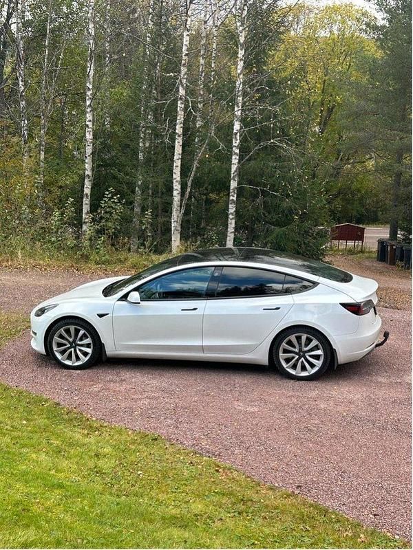 Vit Begagnad 2021 Tesla Model 3 Long Range AWD Sedan | 269 000 kr (Marknadspris) - Bild 1/4