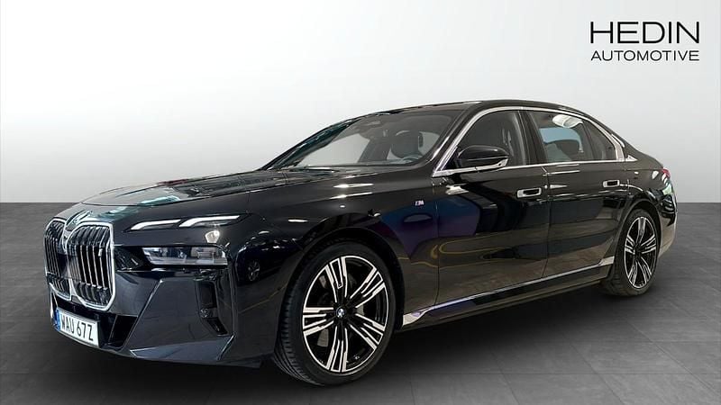 Svart (black) Begagnad 2024 BMW i7 M Sport Sedan | 849 900 kr - Bild 1/4
