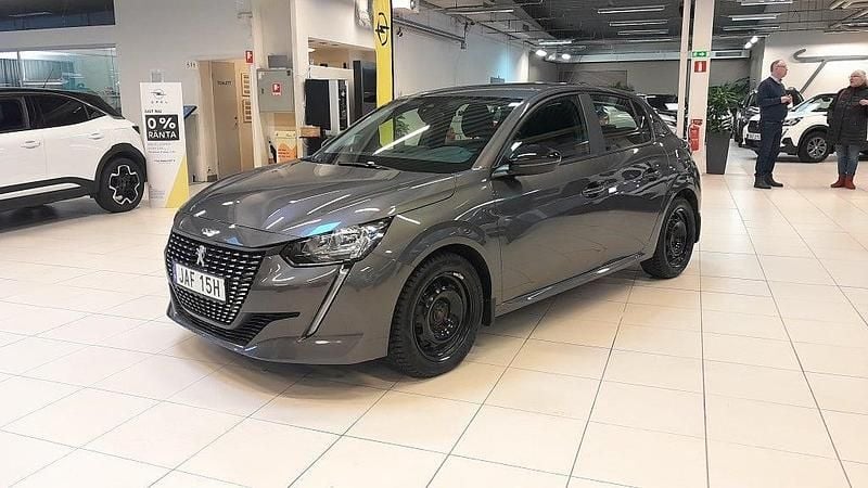 Grå platinum metallic Begagnad 2022 Peugeot 208 Halvkombi | 139 900 kr (Marknadspris) - Bild 1/4