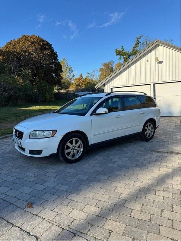 Vit Begagnad 2010 Volvo V50 Kinetic Kombi | 35 000 kr (Bra pris) - Bild 1/4