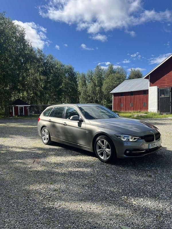 Silver Begagnad 2018 BMW 320 Sport Line Kombi | 195 000 kr (Marknadspris) - Bild 1/4