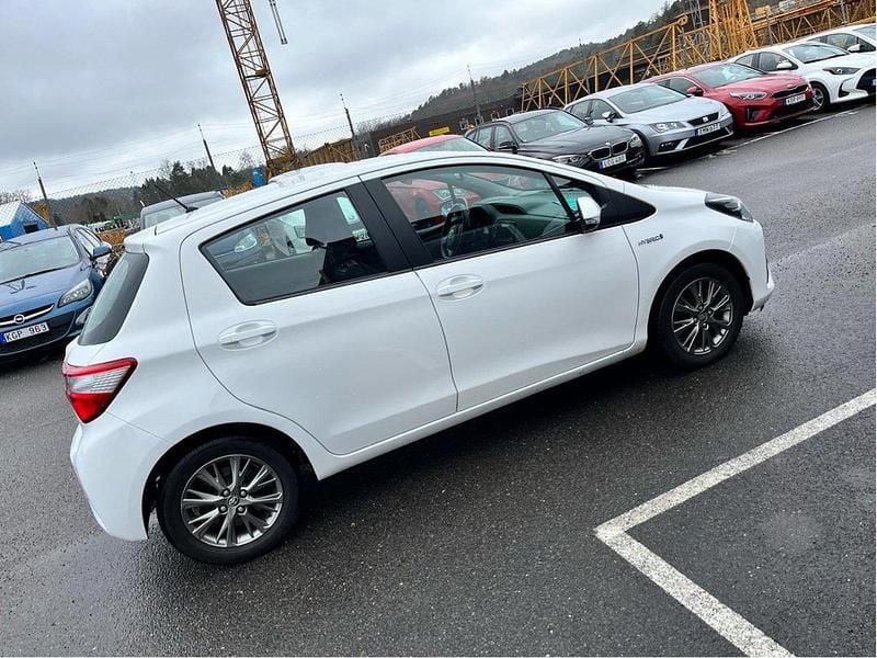 Vit Begagnad 2019 Toyota Yaris Hybrid Active Halvkombi | 122 000 kr (Bra pris) - Bild 1/4