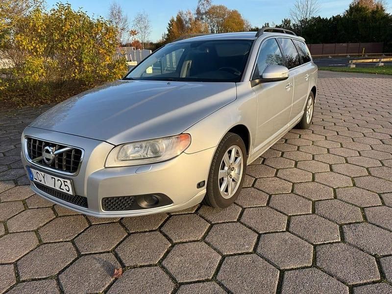 Grå Begagnad 2011 Volvo V70 Momentum Kombi | 76 800 kr (Bra pris) - Bild 1/4