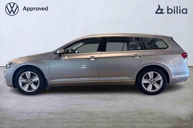 Silver Begagnad 2024 VW Passat Kombi | 339 000 kr (Bra pris) - Bild 1/1