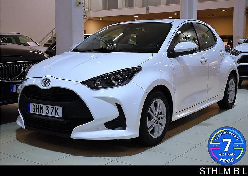 Vit Begagnad 2020 Toyota Yaris Active Halvkombi | 154 900 kr (Marknadspris) - Bild 1/4