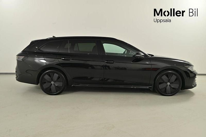 Begagnad VW Passat R-line 193 HK (141 kW) 2024 Svart (grenadilla black metallic) Kombi