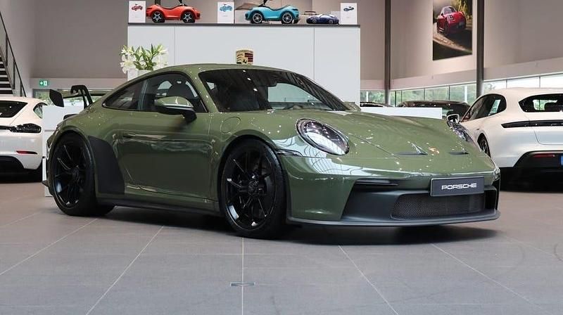 Mörkgrön (grön) Begagnad 2021 Porsche 911 GT3 Sportkupé | 1 895 000 kr (Marknadspris) - Bild 1/4