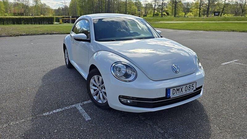 Vit Begagnad 2015 VW Beetle Halvkombi | 119 000 kr (Marknadspris) - Bild 1/4